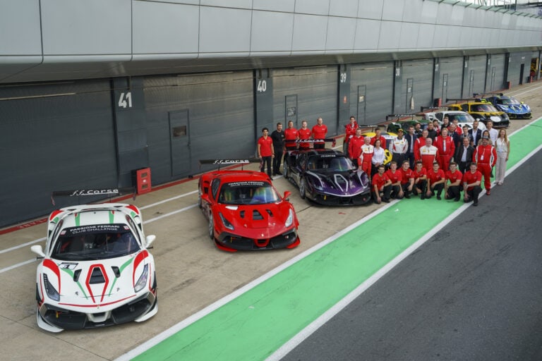 FF Corse team photo in the pit lane - Ferrari Club Challenge